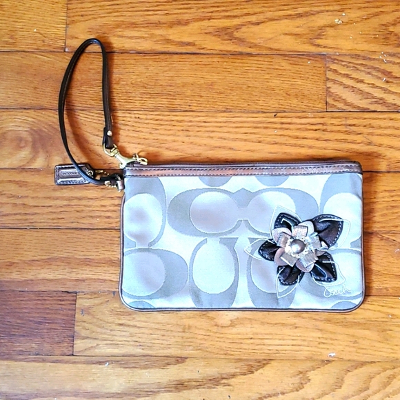 EUC Coach Flower Clutch - Picture 1 of 6